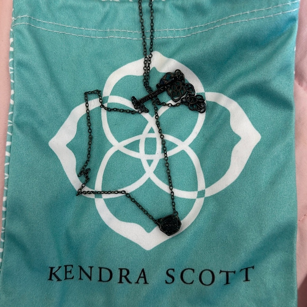 Kendra Scott necklace